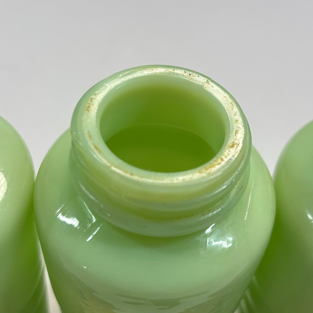 Vintage Jadeite Beehive Ribbed Shakers Uranium glows read - Picture 10 of 11